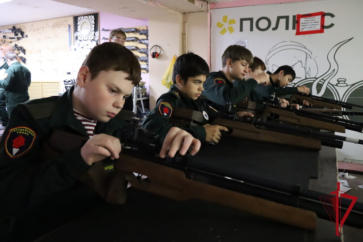 Команда юных росгвардейцев стала победителем соревнований по пулевой стрельбе среди кадетских классов Магадана