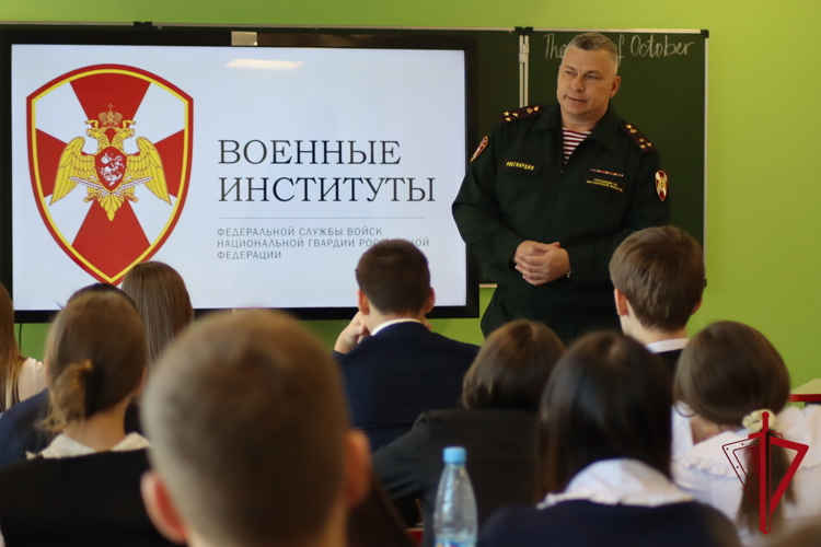 Офицеры Росгвардии знакомят молодежь Колымы с ведомственными вузами