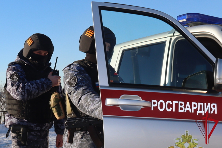 Сотрудники Росгвардии пришли на помощь упавшему на проезжей части мужчине в Магадане