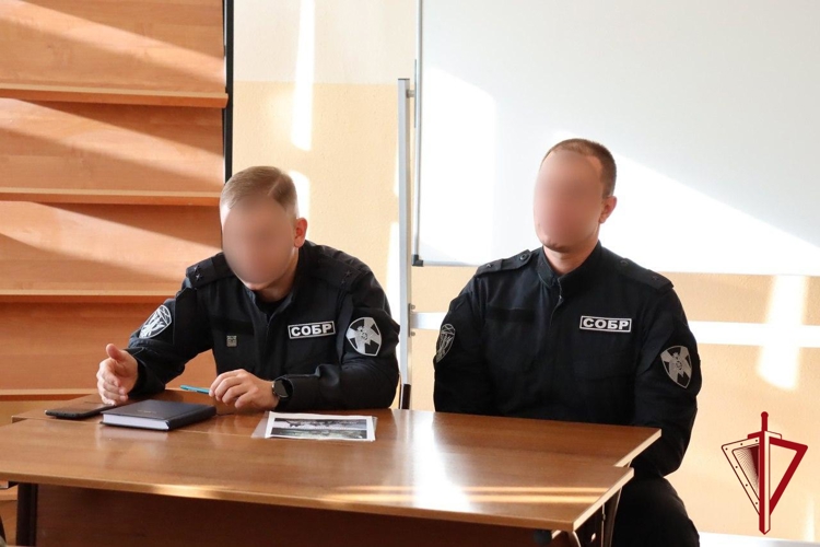 Офицеры СОБР «Маяк» провели профориентационную встречу с магаданскими студентами