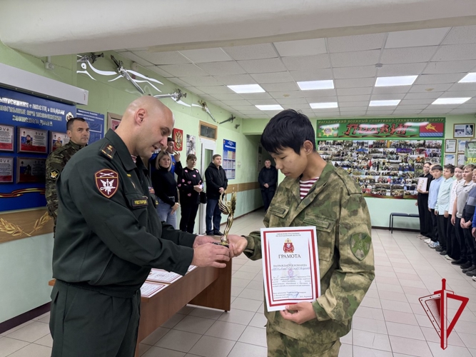 Команда юных росгвардейцев стала победителем соревнований по пулевой стрельбе среди кадетских классов Магадана