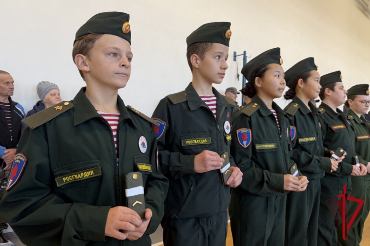 На Колыме учащиеся профильных классов Росгвардии дали торжественную клятву кадета 