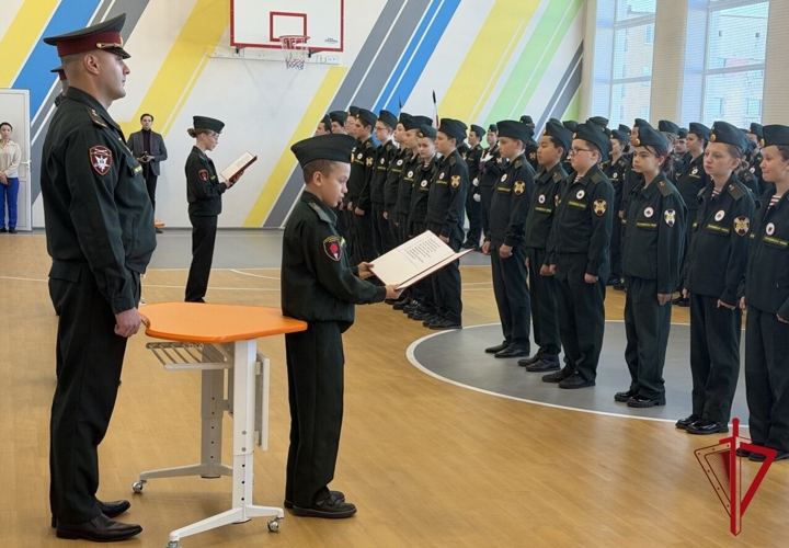На Колыме учащиеся профильных классов Росгвардии дали торжественную клятву кадета 