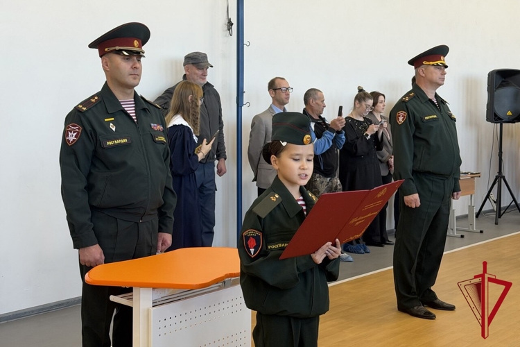 На Колыме учащиеся профильных классов Росгвардии дали торжественную клятву кадета 