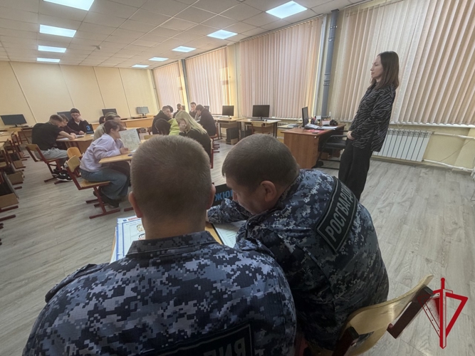 В Магадане росгвардейцы приняли участие в патриотическом мероприятии для студентов