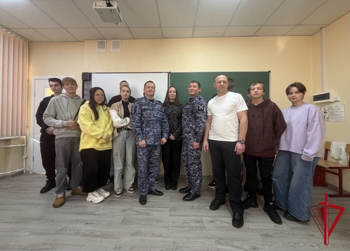 В Магадане росгвардейцы приняли участие в патриотическом мероприятии для студентов