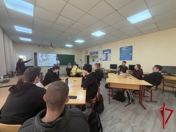 В Магадане росгвардейцы приняли участие в патриотическом мероприятии для студентов