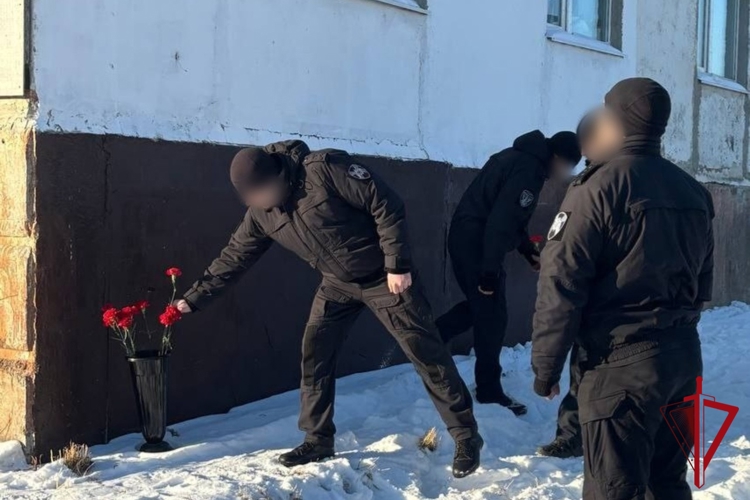 В Магадане установили информационную табличку в память о погибшем герое СВО - ветеране СОБР Олеге Кадочникове