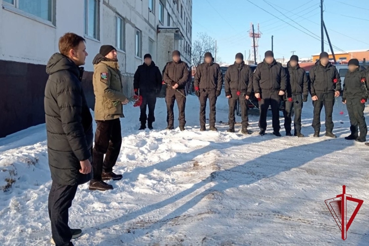 В Магадане установили информационную табличку в память о погибшем герое СВО - ветеране СОБР Олеге Кадочникове