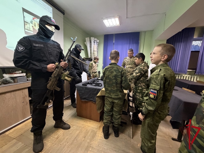 Курсантов магаданского центра «ПОДВИГ» познакомили со спецификой профессиональной деятельности ОМОН Росгвардии