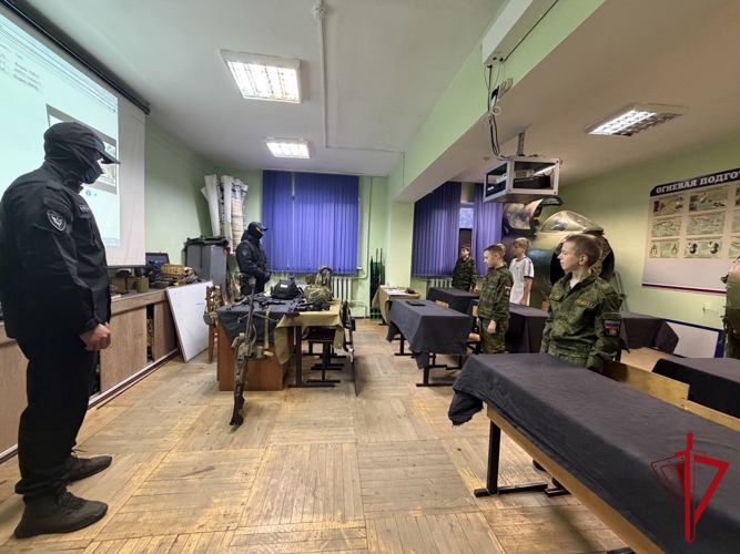 Курсантов магаданского центра «ПОДВИГ» познакомили со спецификой профессиональной деятельности ОМОН Росгвардии