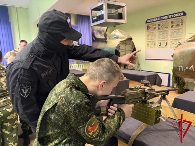 Курсантов магаданского центра «ПОДВИГ» познакомили со спецификой профессиональной деятельности ОМОН Росгвардии