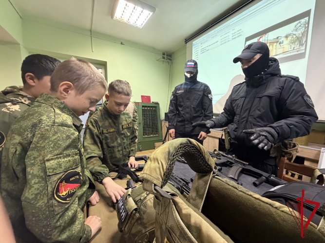 Курсантов магаданского центра «ПОДВИГ» познакомили со спецификой профессиональной деятельности ОМОН Росгвардии