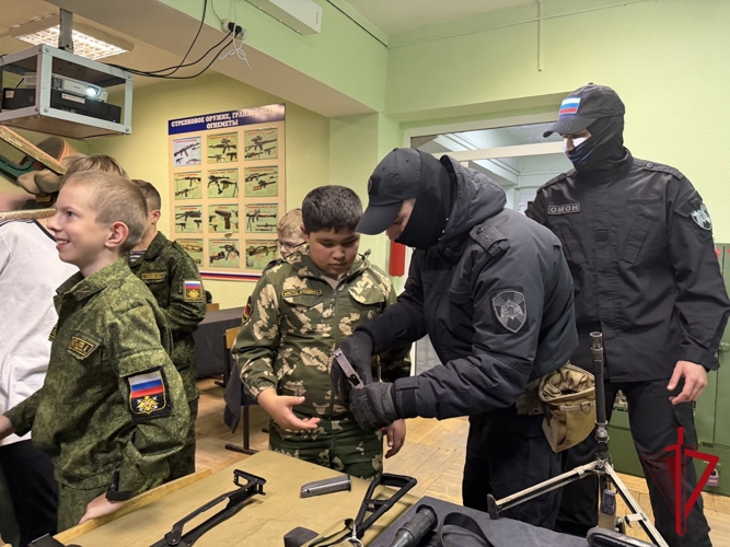 Курсантов магаданского центра «ПОДВИГ» познакомили со спецификой профессиональной деятельности ОМОН Росгвардии