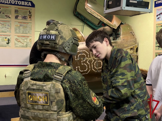 Курсантов магаданского центра «ПОДВИГ» познакомили со спецификой профессиональной деятельности ОМОН Росгвардии