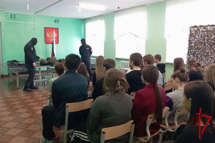 Офицеры СОБР «Маяк» провели патриотические и профориентационные встречи с юными колымчанами