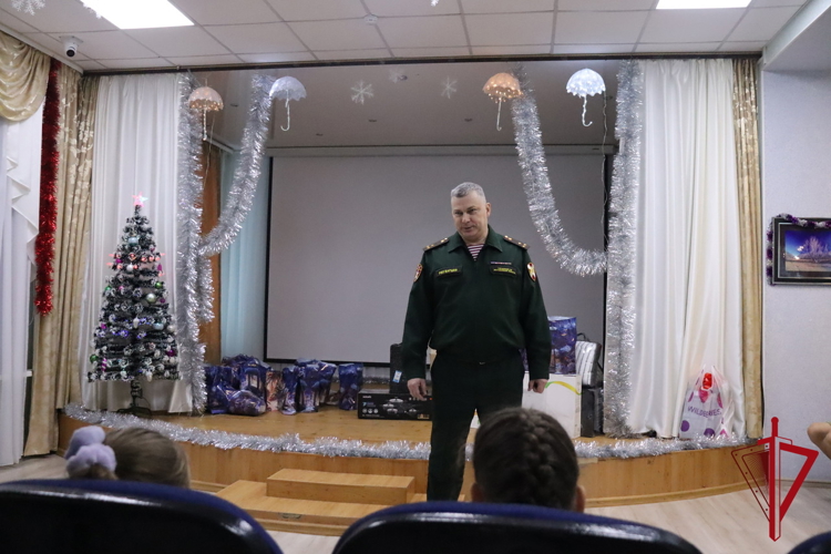 Дед Мороз специального назначения исполнил мечты воспитанников детского дома в Магадане