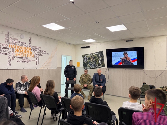 Офицеры СОБР «Маяк» провели патриотические и профориентационные встречи с юными колымчанами