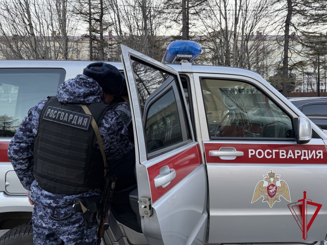 В Магадане росгвардейцы задержали  мужчину, повторно пытавшегося похитить товары из магазина 