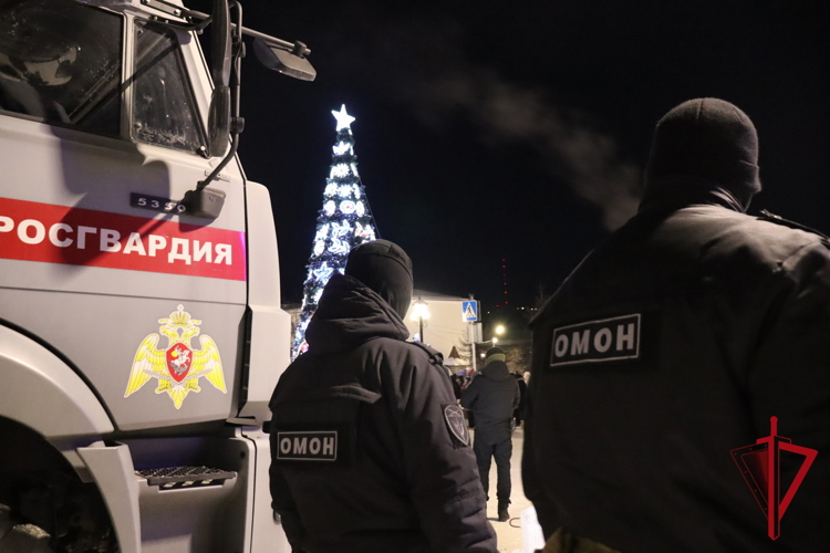 Росгвардейцы в составе правоохранительного блока обеспечили безопасность празднования Нового года в Магадане