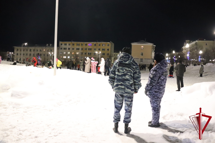 Росгвардейцы в составе правоохранительного блока обеспечили безопасность празднования Нового года в Магадане  