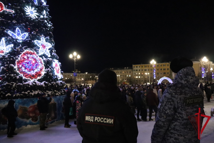 Росгвардейцы в составе правоохранительного блока обеспечили безопасность празднования Нового года в Магадане  