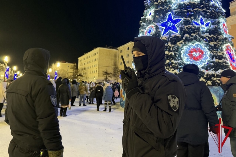 Росгвардейцы в составе правоохранительного блока обеспечили безопасность празднования Нового года в Магадане  
