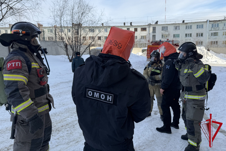 На Колыме Росгвардия и МЧС провели совместную пожарно-тактическую тренировку