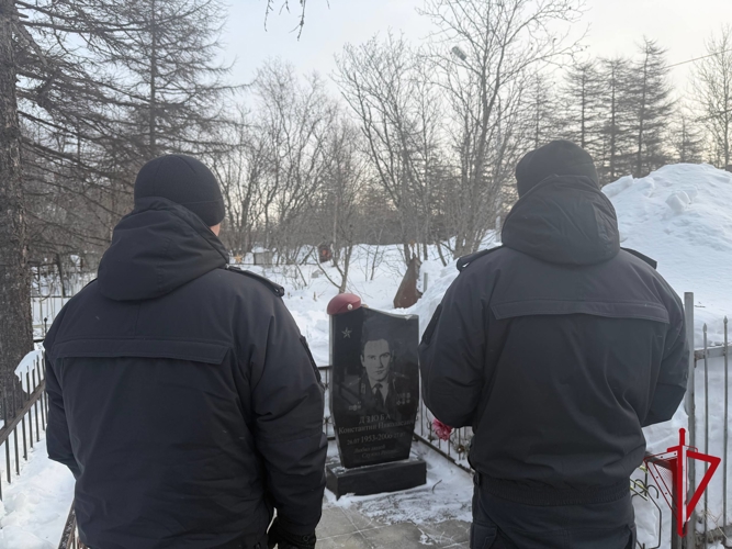 Сотрудники магаданского СОБР посетили места захоронений погибших товарищей