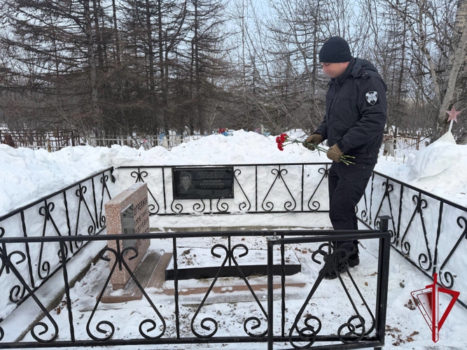 Сотрудники магаданского СОБР посетили места захоронений погибших товарищей