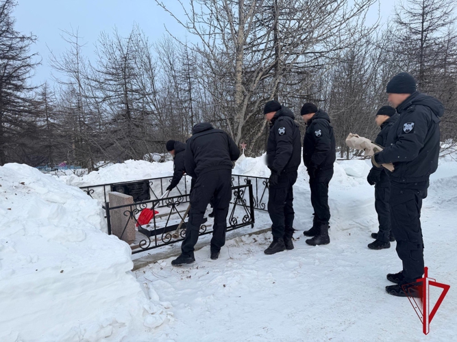 Сотрудники магаданского СОБР посетили места захоронений погибших товарищей
