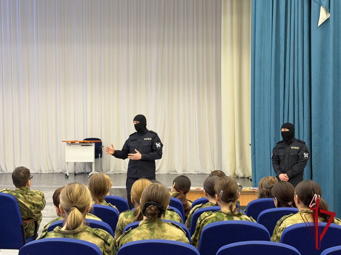 Офицеры Росгвардии провели интерактивное занятие с подшефными кадетами в Магадане 