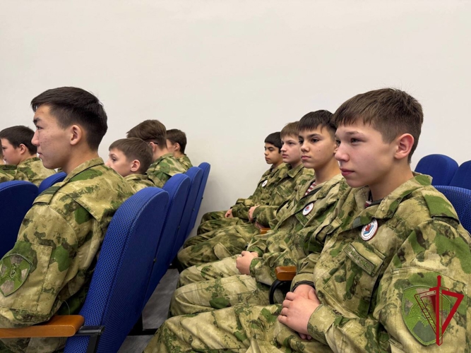 Офицеры Росгвардии провели интерактивное занятие с подшефными кадетами в Магадане 