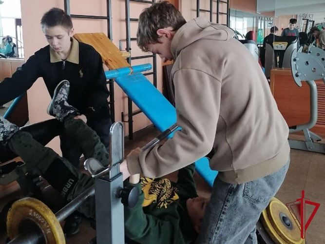 Воспитанники социального центра для несовершеннолетних посетили магаданский ОМОН «Гвардеец»