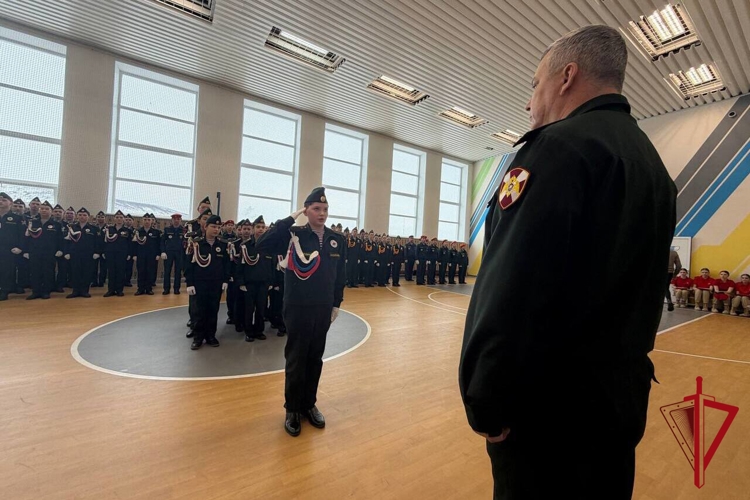 Офицеры Росгвардии выступили судьями городских смотров и военно-спортивных конкурсов в школах Колымы