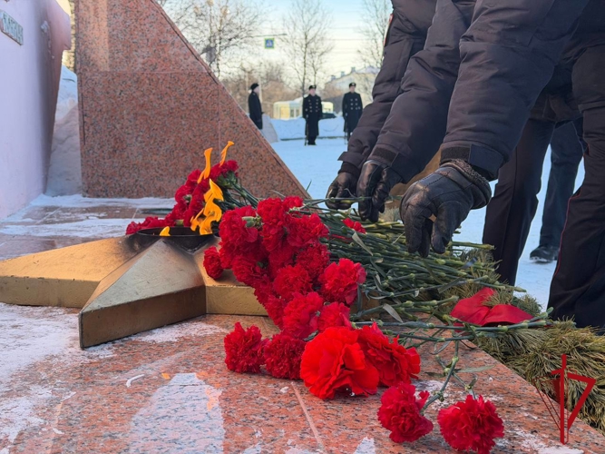На Колыме росгвардейцы приняли участие в церемонии возложения цветов в преддверии Дня защитника Отечества