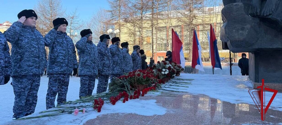 На Колыме росгвардейцы приняли участие в церемонии возложения цветов в преддверии Дня защитника Отечества 