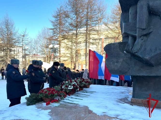 На Колыме росгвардейцы приняли участие в церемонии возложения цветов в преддверии Дня защитника Отечества 