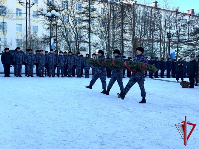 На Колыме росгвардейцы приняли участие в церемонии возложения цветов в преддверии Дня защитника Отечества 
