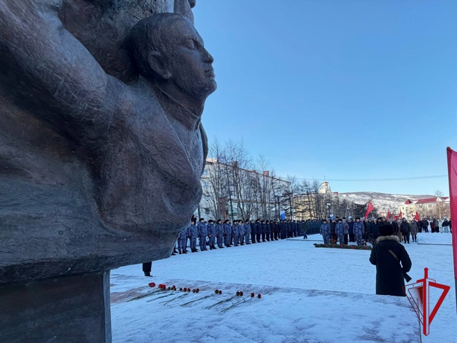 На Колыме росгвардейцы приняли участие в церемонии возложения цветов в преддверии Дня защитника Отечества 