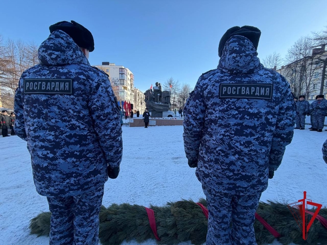 На Колыме росгвардейцы приняли участие в церемонии возложения цветов в преддверии Дня защитника Отечества 