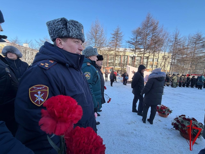 На Колыме росгвардейцы приняли участие в церемонии возложения цветов в преддверии Дня защитника Отечества 