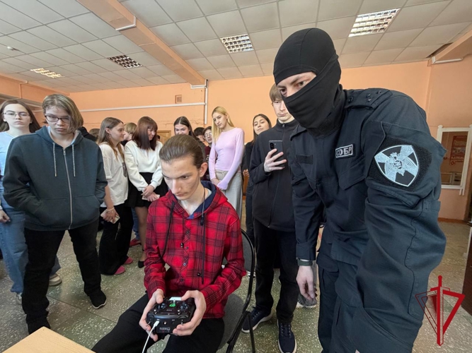 Офицеры СОБР «Маяк» познакомили учащуюся молодежь Колымы с особенностями профессии