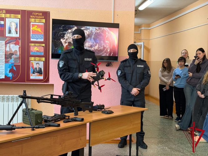 Офицеры СОБР «Маяк» познакомили учащуюся молодежь Колымы с особенностями профессии
