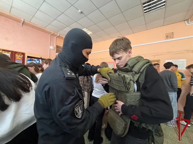 Офицеры СОБР «Маяк» познакомили учащуюся молодежь Колымы с особенностями профессии