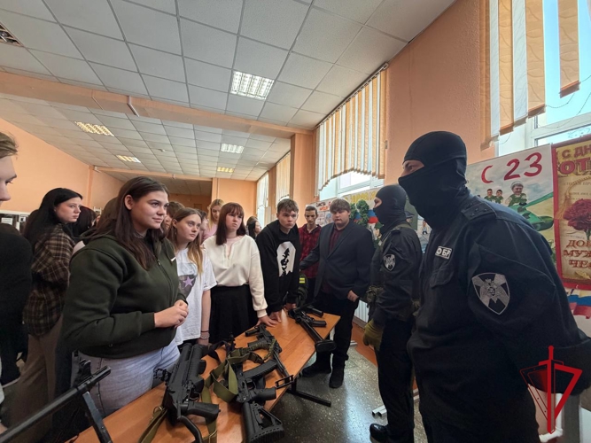Офицеры СОБР «Маяк» познакомили учащуюся молодежь Колымы с особенностями профессии