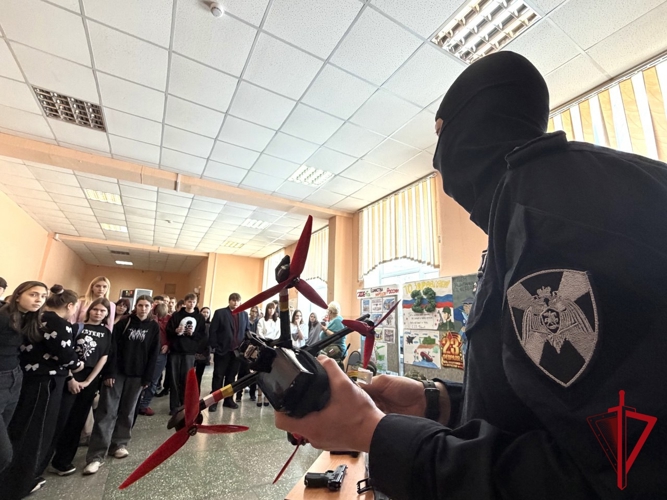 Офицеры СОБР «Маяк» познакомили учащуюся молодежь Колымы с особенностями профессии