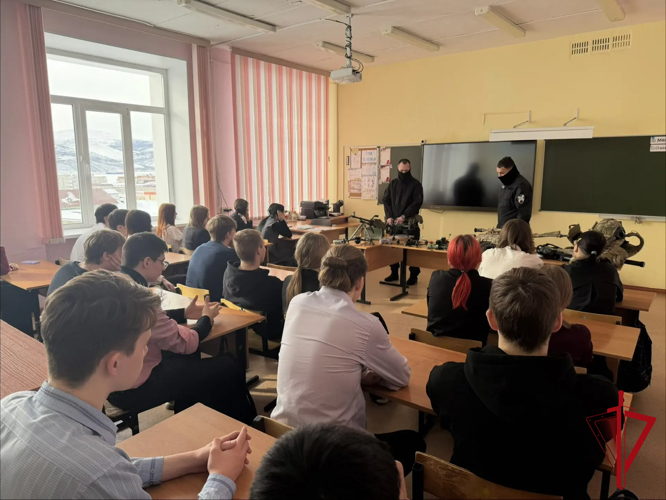 ОМОН «Гвардеец» провел познавательное занятие с магаданскими школьниками