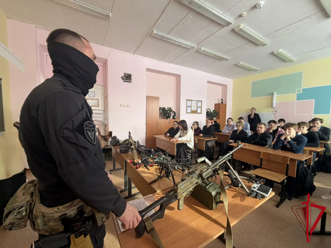 ОМОН «Гвардеец» провел познавательное занятие с магаданскими школьниками