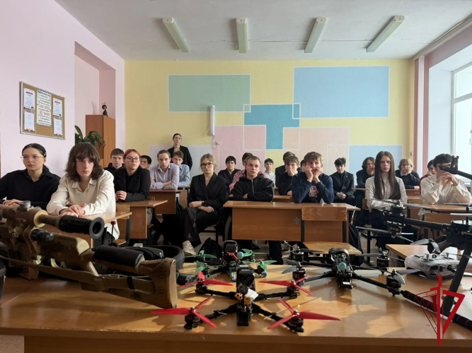 ОМОН «Гвардеец» провел познавательное занятие с магаданскими школьниками